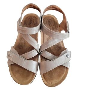 Taos beige sandals size 8.5 travel arch sport comfort foot wear leather upper